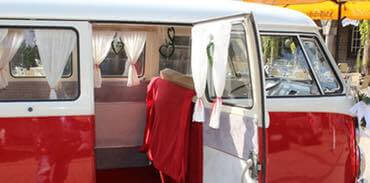Vermieteter Oldtimer VW Bulli geschmückt für Hochzeit 