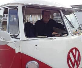 Oldtimer Bulli T1 mit Chauffeur für einen Ausflug bereit