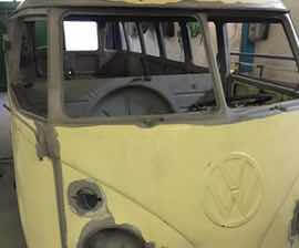 Oldtimer Bulli bei der Überarbeitung in der Werkstattbei der 