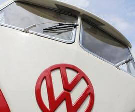 Foto von der Fronsansicht eines restaurierten VW Bulli T1 Baujahr 1966