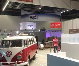 Foto vom VW T1 Bus auf einer Messe bei den Vorbereitungen